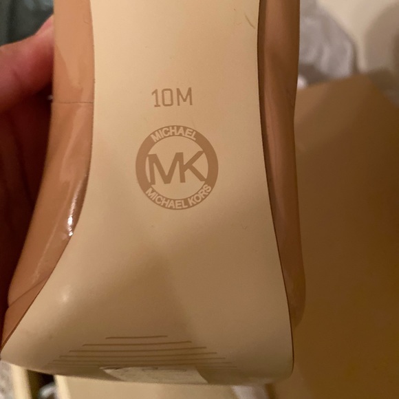 NWT Tan Patent Leather Michael Kors Pumps - Picture 7 of 7